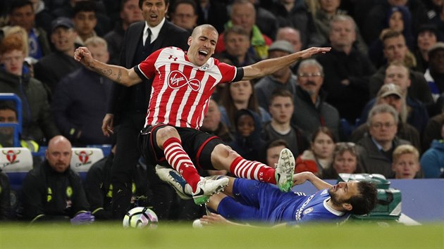 P OBA DVA. Cesc Fbregas z Chelsea (dole) i Oriol Romeu ze Southamptonu.