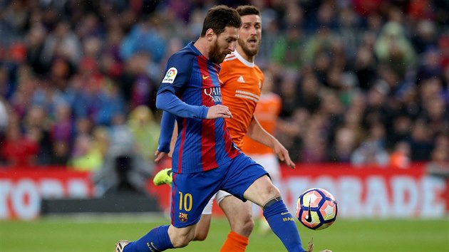 Barcelonsk tonk Lionel Messi dv gl v utkn proti Osasun.