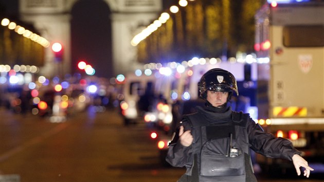 Policie hlídkuje po útoku na bulváru Champs-Élysées v Paříži (20. dubna 2017).