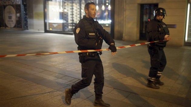 Policie hlídkuje po útoku na bulváru Champs-Élysées v Paříži (20. dubna 2017).