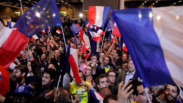 Podporovatelé Emmanuela Macrona se radují z výsledků prvního kola francouzských voleb. (23. dubna 2017)