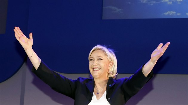 Marine Le Pen se raduje z výsledků prvního kola francouzských voleb a zdraví své voliče. (23. dubna 2017)