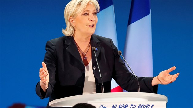 Prezidentská kandidátka Marine Le Pen během proslovu po prvním kole francouzských voleb. (23. dubna 2017)