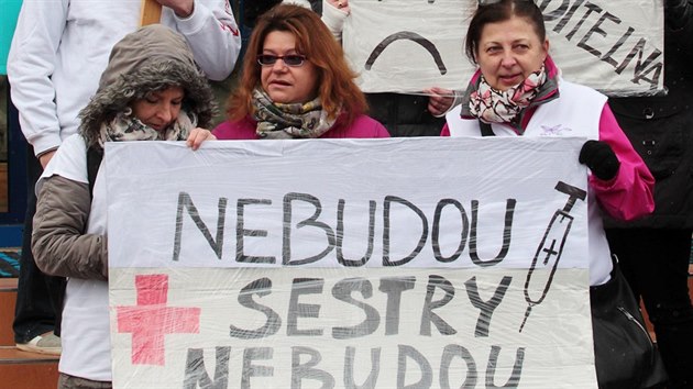 Zdravotn� sestry a dal�� z�stupci st�edn�ho zdravotnick�ho person�lu z krajsk�ch nemocnic dali p�ed krajsk�m ��adem najevo svoji nespokojenost s platy.