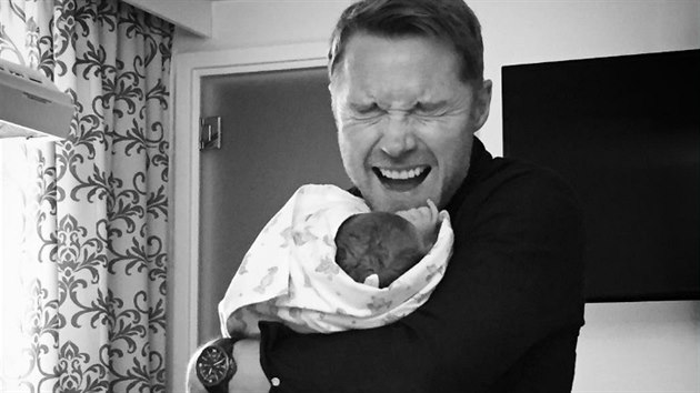 Ronan Keating se svým novorozeným synem (2017)