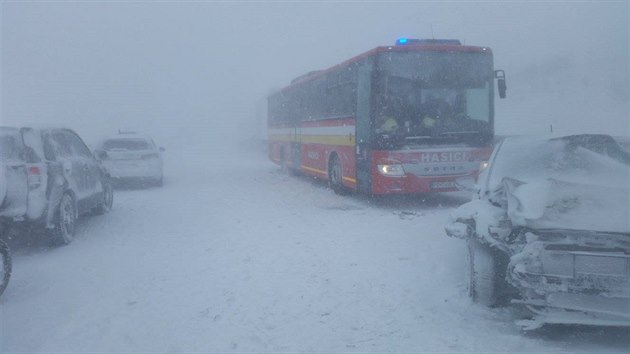 Pi etzov havrii na dlnici u Popradu se srazily destky aut (20.4.2017)