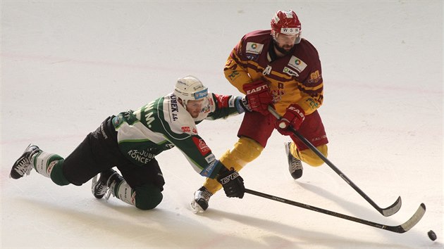 Karlovarsk Martin Rohan a jihlavsk Filip Seman bojuj o puk v barovm utkn.