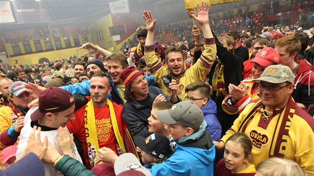Fanoušci jihlavské Dukly oslavují na Horáckém zimním stadionu postup svého týmu do hokejové extraligy.