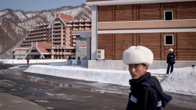 Severokorejsk vdce navtvil stavbu 144krt, aby udlil sv rady.