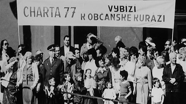 Fotografie z 1. kvtna 1987, kdy do prvodu v Olomouci vyli s transparentem Charta 77 vybz k obansk kuri Rudolf Bereza a Tom Hradlek