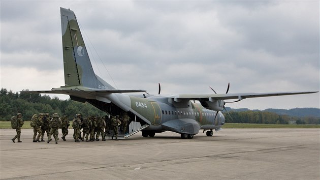 U letiště bylo v pátek zamaskováno celkem tři sta parašutistů. Jsou součástí společného americko-českého cvičení cvičení Saber Junction 2017.
