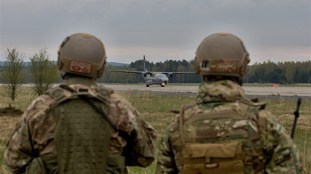 U letiště bylo v pátek zamaskováno celkem tři sta parašutistů. Jsou součástí společného americko-českého cvičení cvičení Saber Junction 2017.