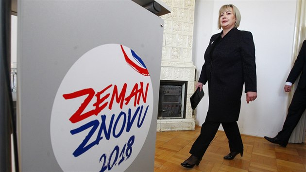 Ivana Zemanov oznmila na tiskov konferenci v Praze zahjen sbru podpis pro prezidentskou kandidaturu svho manela Miloe Zemana. (24. dubna 2017)