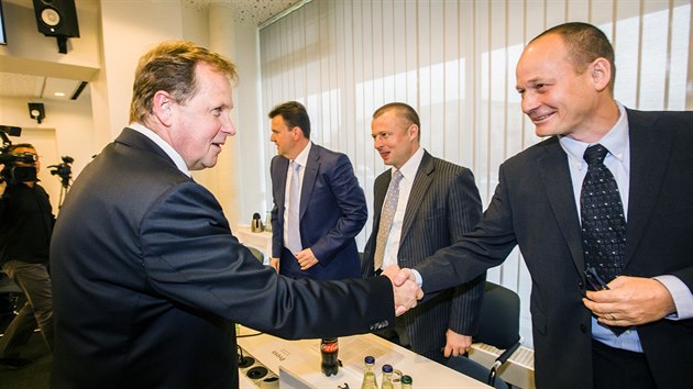 Petr Dvořák (vlevo) přichází na jednání Rady České televize, kde by měl být zvolen nový ředitel ČT na příštích šest let. (26. dubna 2017)