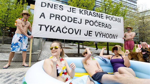 Ekologové protestovali před pražským sídlem ČEZ proti prodeji elektrárny Počerady miliardáři Pavlu Tykačovi. (27. dubna 2017)