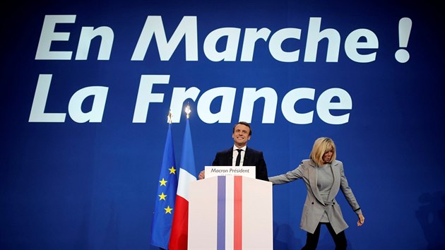 Kandidt na francouzskho prezidenta Emmanuel Macron s manelkou Brigitte (23. dubna 2017)