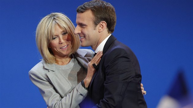 Kandidát na francouzského prezidenta Emmanuel Macron s manelkou Brigitte (23....