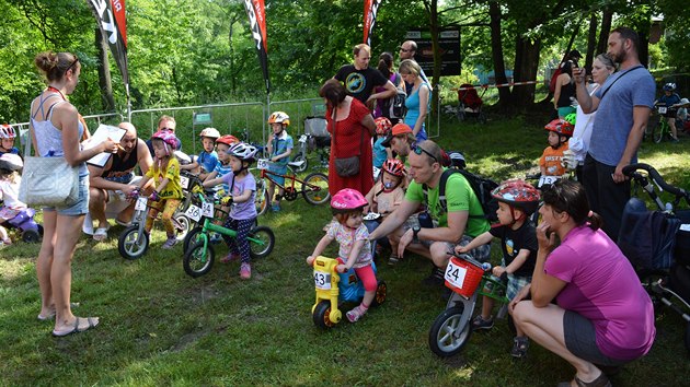 Cyklistické závody ve Višňovce v Praze 9 jsou i pro děti.