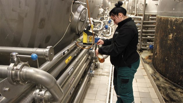 Nejdve je poteba v tankovn odebrat vzorek, kter se posl do laboratoe na schvlen. Teprve kdy je potvrzen, e je pivo v podku, me do svta.