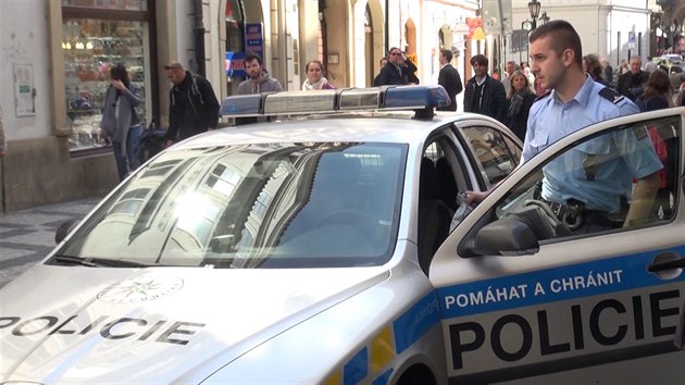 Náhodný výstřel zbraně zranil muže v centru Prahy