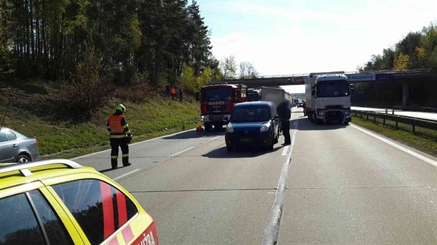 Na D1 u Domaova dolo ke kolizi osobnho vozu, dodvky a kamionu, kvli kter byl pes hodinu ucpan smr na Prahu. Spolujezdkyn z osobnho vozu utrpla stedn tk zrann.