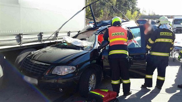 Na D1 u Domaova dolo ke kolizi osobnho vozu, dodvky a kamionu, kvli kter byl pes hodinu ucpan smr na Prahu. Spolujezdkyn z osobnho vozu utrpla stedn tk zrann.