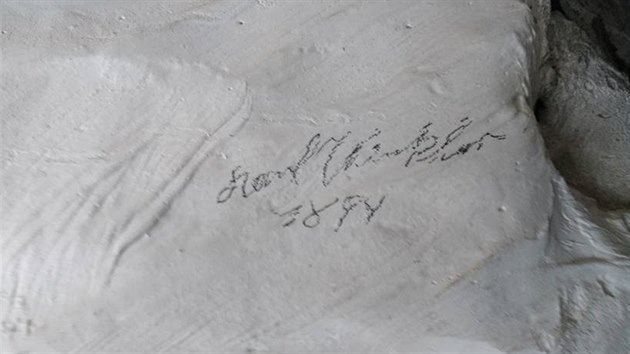 Na mramorovch sochch v kapli valtickho zmku byly nhodou objeveny vzkazy od emeslnk z pelomu 19. a 20. stolet.