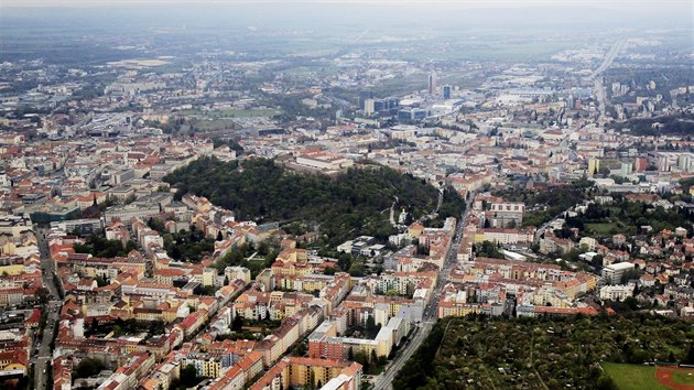 Leteck pohled na Brno. Uprosted hrad pilberk.