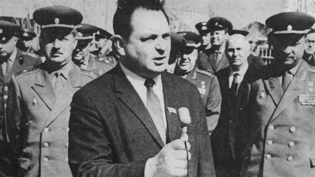 Hlavn konstruktr Vasilij Miin na kosmodromu Bajkonur v roce 1967.