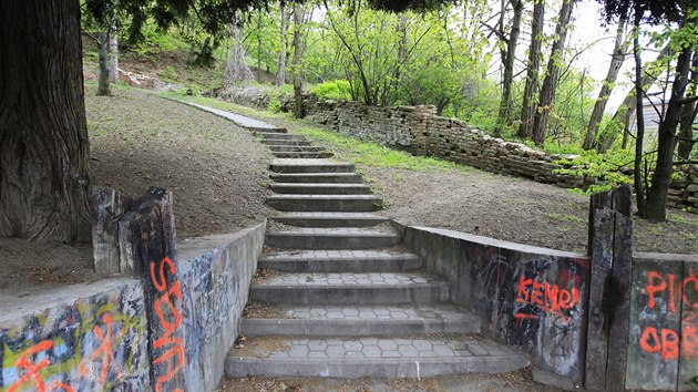 Plocha bvalho hbitova v ulici Fryajova v brnnskch Obanech je v majetku zdej mskokatolick farnosti. V katastru je vedena jako "urnov hj - park" (25. dubna 2017).