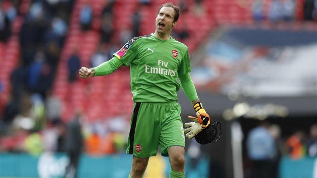 Petr ech, brank Arsenalu, se raduje po postupu do finle Anglickho pohru.