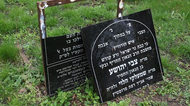 Symbolický náhrobek na místě bývalého židovského hřbitova v Prostějově, který poničil neznámý vandal.