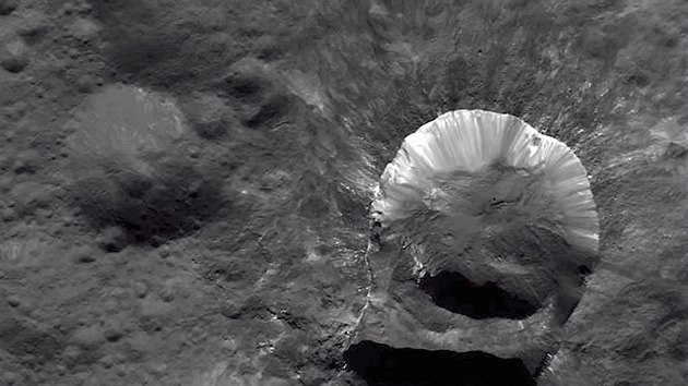 Detailní pohled na kráter Oxo na povrchu Cerery, kde byla jednoznačně prokázána přítomnost molekul vody. A to buď ve formě vodního ledu, nebo navázané v minerálech.