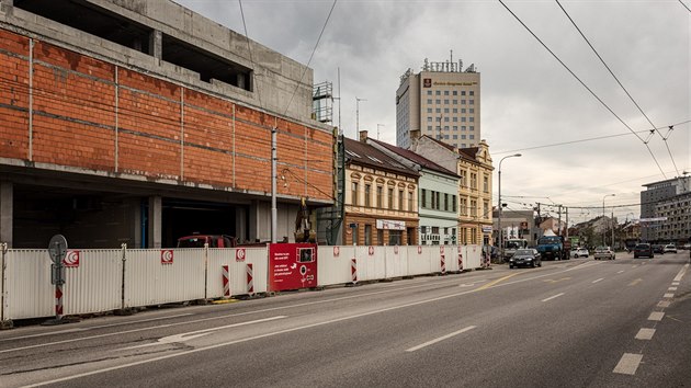 Současnost. Vedle tří starých zbylých domů na Pražské třídě vyrůstá nové IGY.