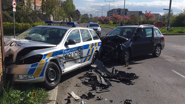 Na ernm Most se stetlo auto s vozem policist (20.4.2017).