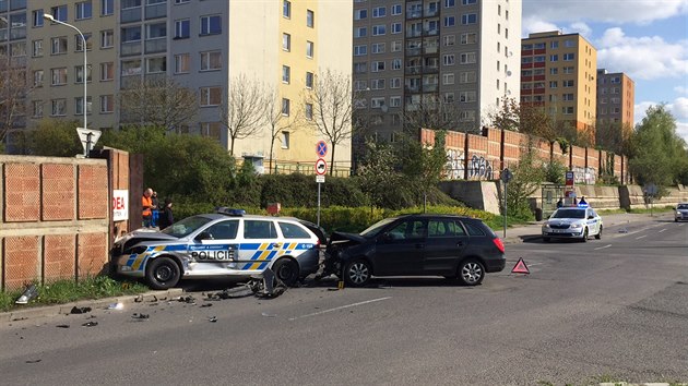 Na ernm Most se stetlo auto s vozem policist (20.4.2017).