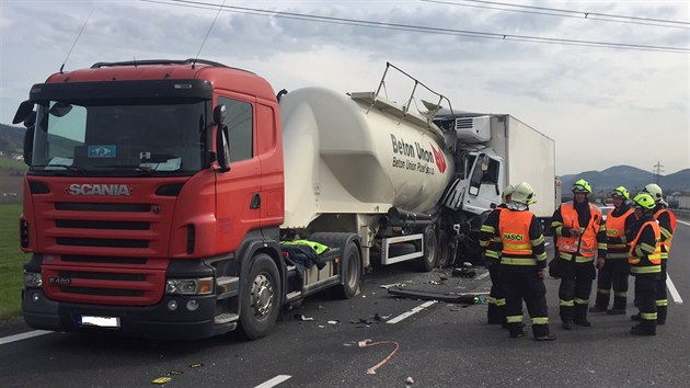 Nehoda nákladních vozidel na 30. kilometru dálnice D5 (25.4.2017).