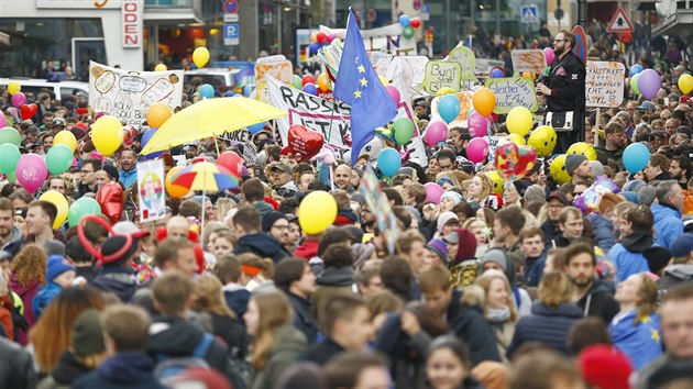 Sjezd pravicov, populistick a protiimigran strany Alternativa pro Nmecko provzely protesty odprc strany (22. dubna 2017)