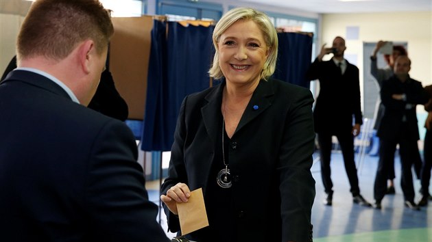 „Ochráním vás. Moje první opatření jako prezidentka bude obnovení hranic,“ sdělila Le Penová 5 tisícovému davu pár dní před volbami v Paříži. I ona již odvolila (23. dubna 2017)