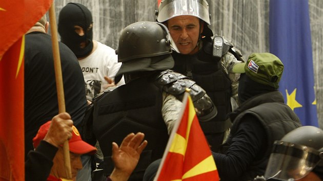 Stoupenci expremiéra Nikoly Gruevského demonstrovali před budovou makedonského parlamentu a vtrhli i dovnitř (27. dubna 2017)