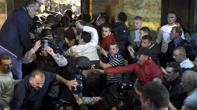 Stoupenci expremiéra Nikoly Gruevského demonstrovali před budovou makedonského parlamentu a vtrhli i dovnitř (27. dubna 2017)