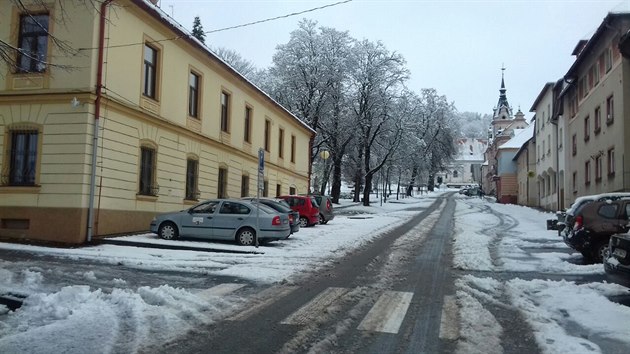 Horn Planou na eskokrumlovsku zasypalo rno 15 - 20 cm snhu. A snh petrvval i kolem sedm hodiny rann. Z msta navc byly hleny vpadky proudu (28. dubna 2017)