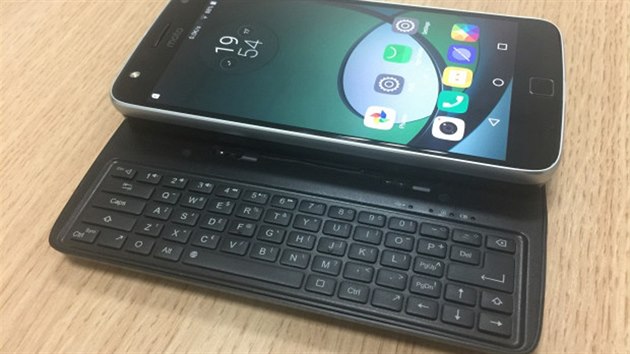 Nadenci vyrobili pro smartphone Moto Z modul s qwerty klvesnic.