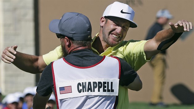 Kevin Chappell slav po triumfu na turnaji Valero Texas Open v San Antoniu.