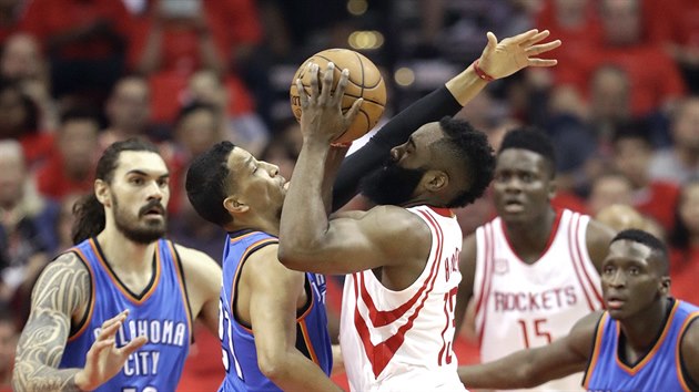 James Harden (vpravo) z Houstonu a Andre Roberson z Oklahomy v tvrdm souboji.