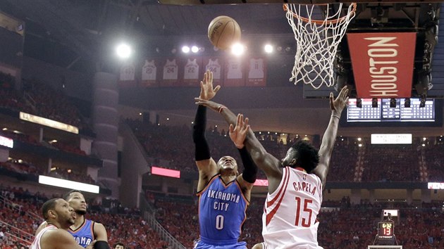 Russell Westbrook z Oklahomy zakonuje v utkn proti Houstonu.