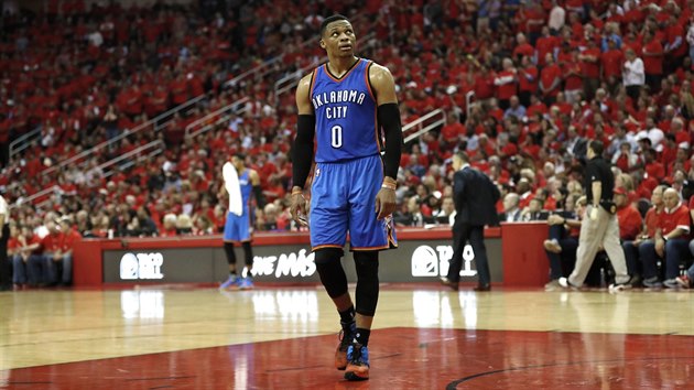 Russell Westbrook sleduje skre, kter se pro jeho Oklahomu nevyvj dobe.