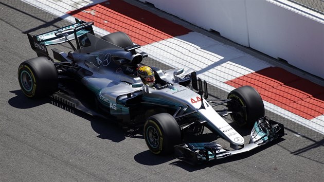 Lewis Hamilton pi trninku na Velkou cenu Ruska formule 1 v Soi.