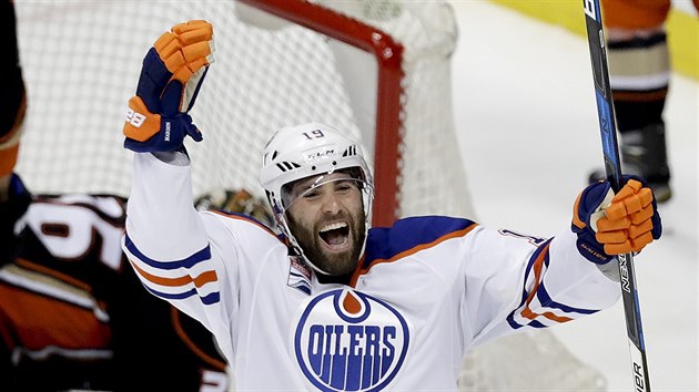 Patrick Maroon z Edmontonu slav gl proti Anaheimu.