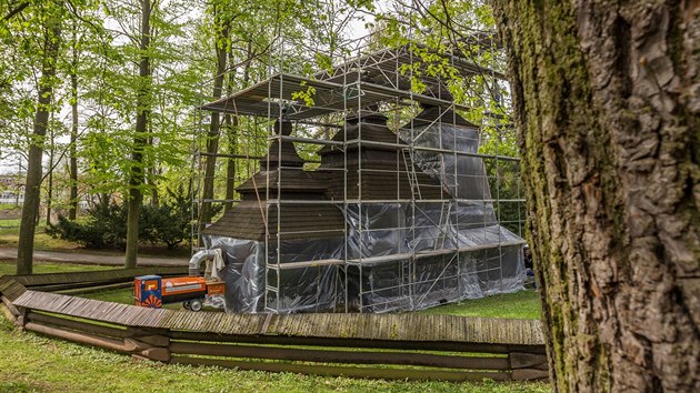 V hradeckých Jiráskových sadech pokračuje oprava historického dřevěného kostelíka. Odborníci ošetřují dřevo ze 17. století horkým vzduchem. (25. dubna 2017)